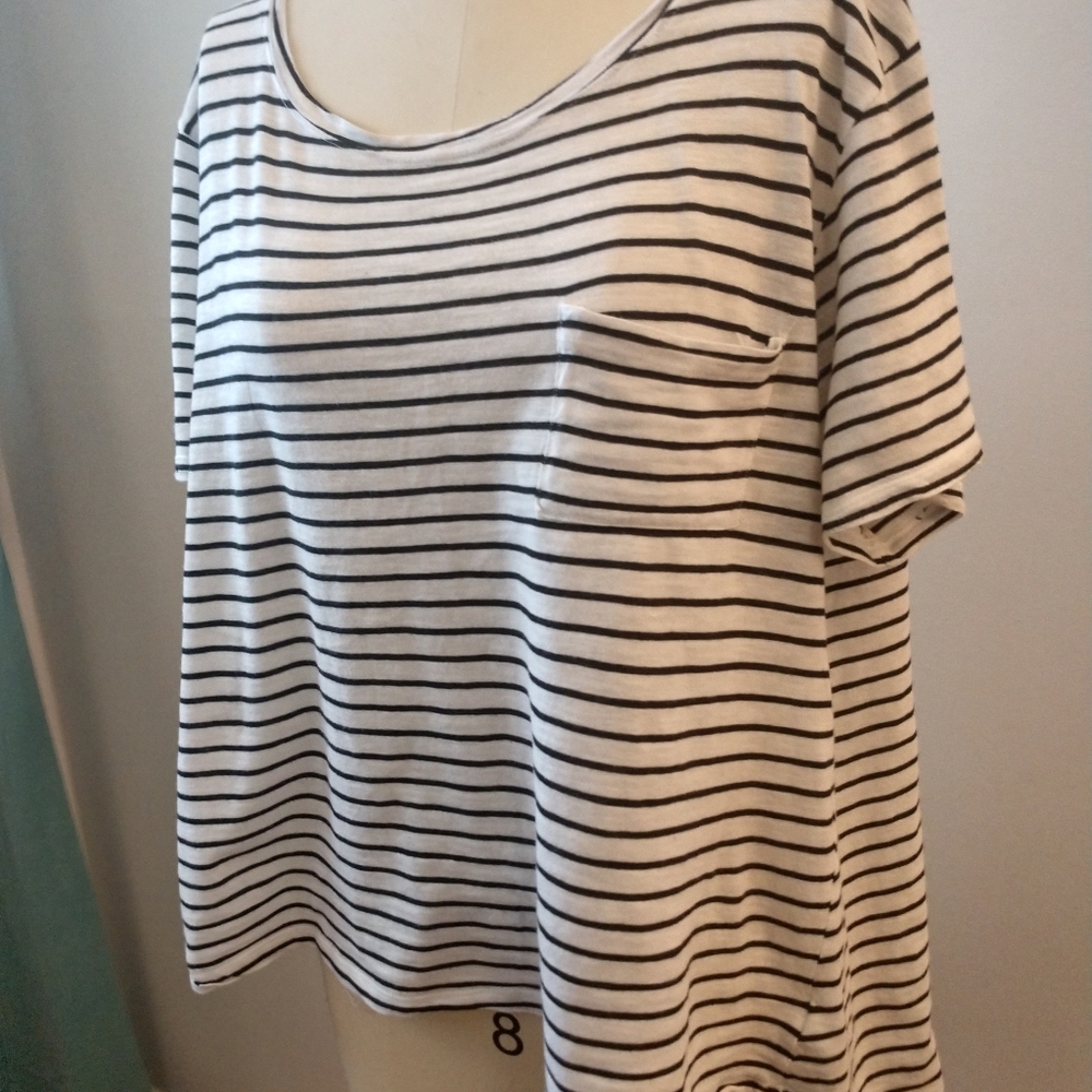Crew neck striped t-shirt.